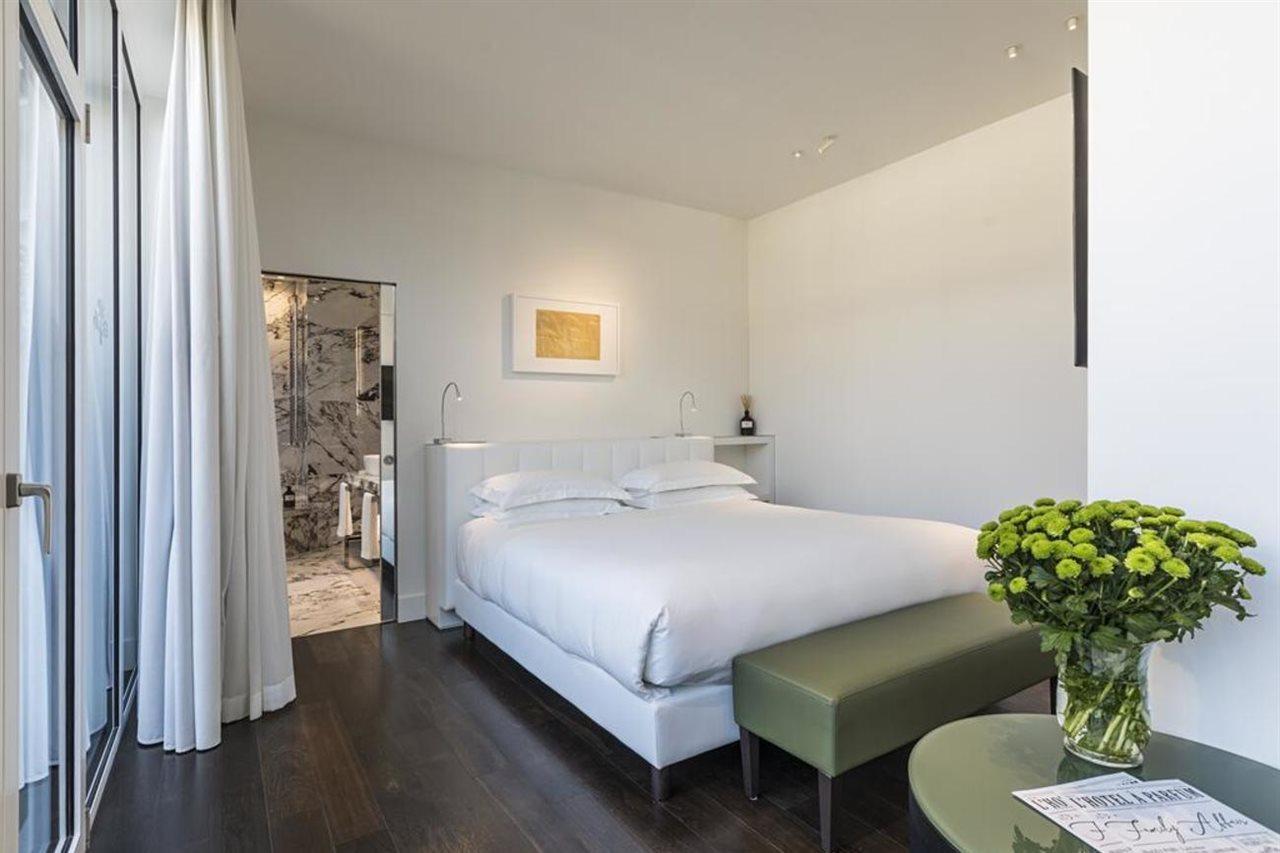 Magna Pars L'Hotel A Parfum, Small Luxury Hotels Of The World Milánó Kültér fotó A room at the Hotel