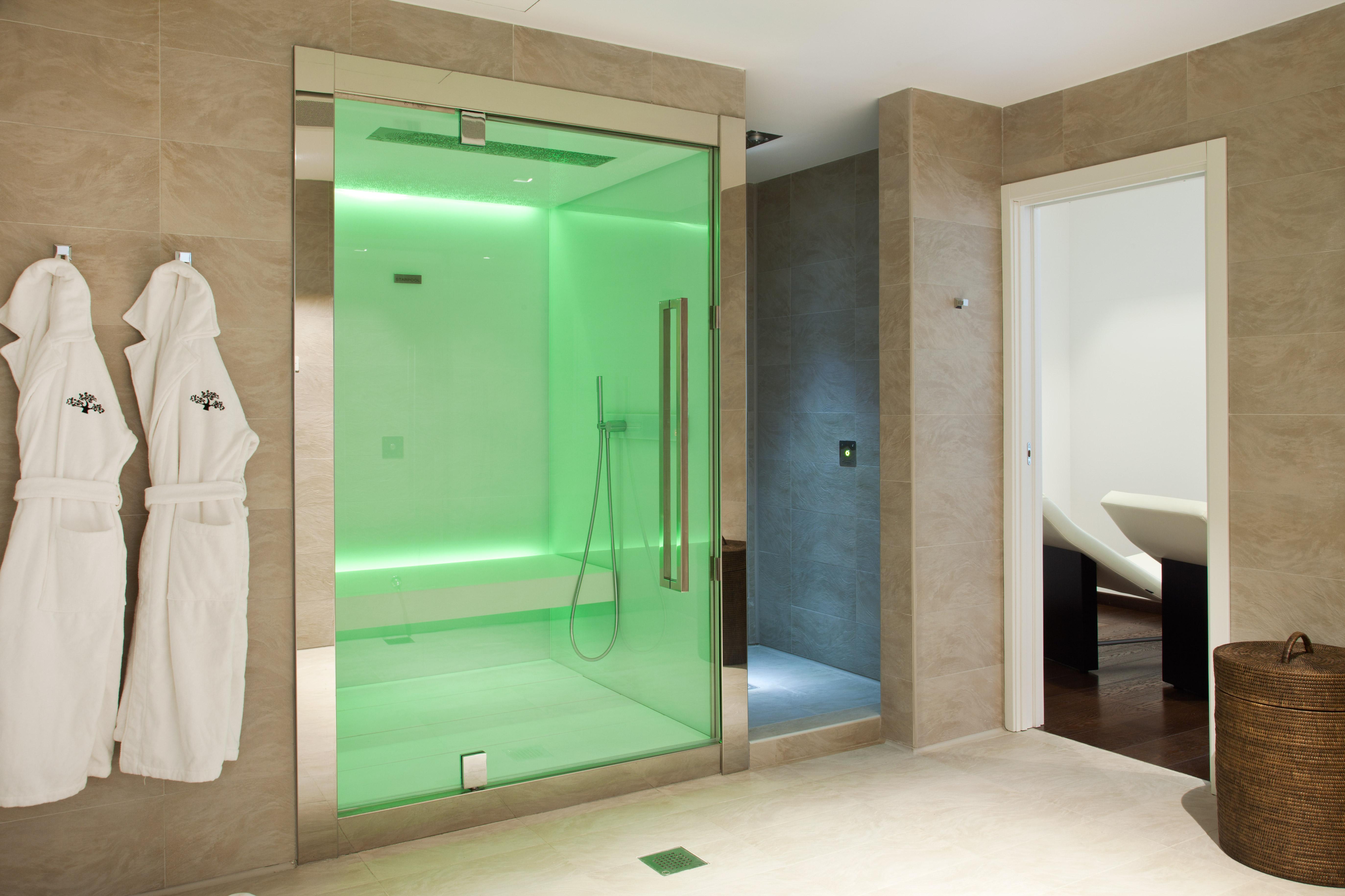 Magna Pars L'Hotel A Parfum, Small Luxury Hotels Of The World Milánó Kültér fotó A shower with coloured LED lighting
