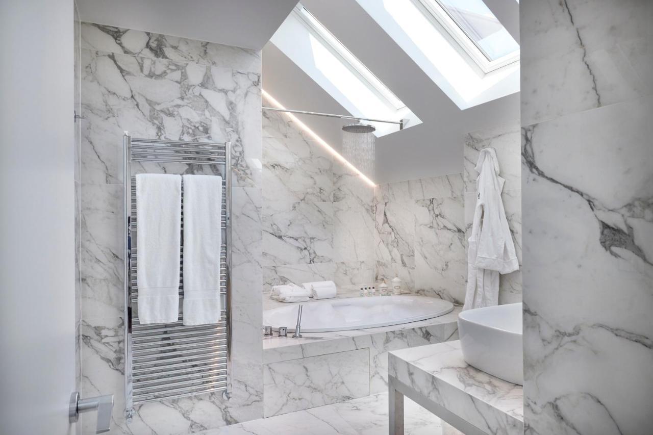 Magna Pars L'Hotel A Parfum, Small Luxury Hotels Of The World Milánó Kültér fotó Bathroom with marble walls