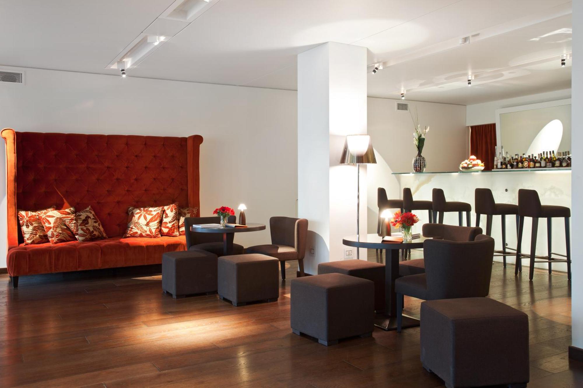 Magna Pars L'Hotel A Parfum, Small Luxury Hotels Of The World Milánó Kültér fotó The bar at the Hotel de la Paix