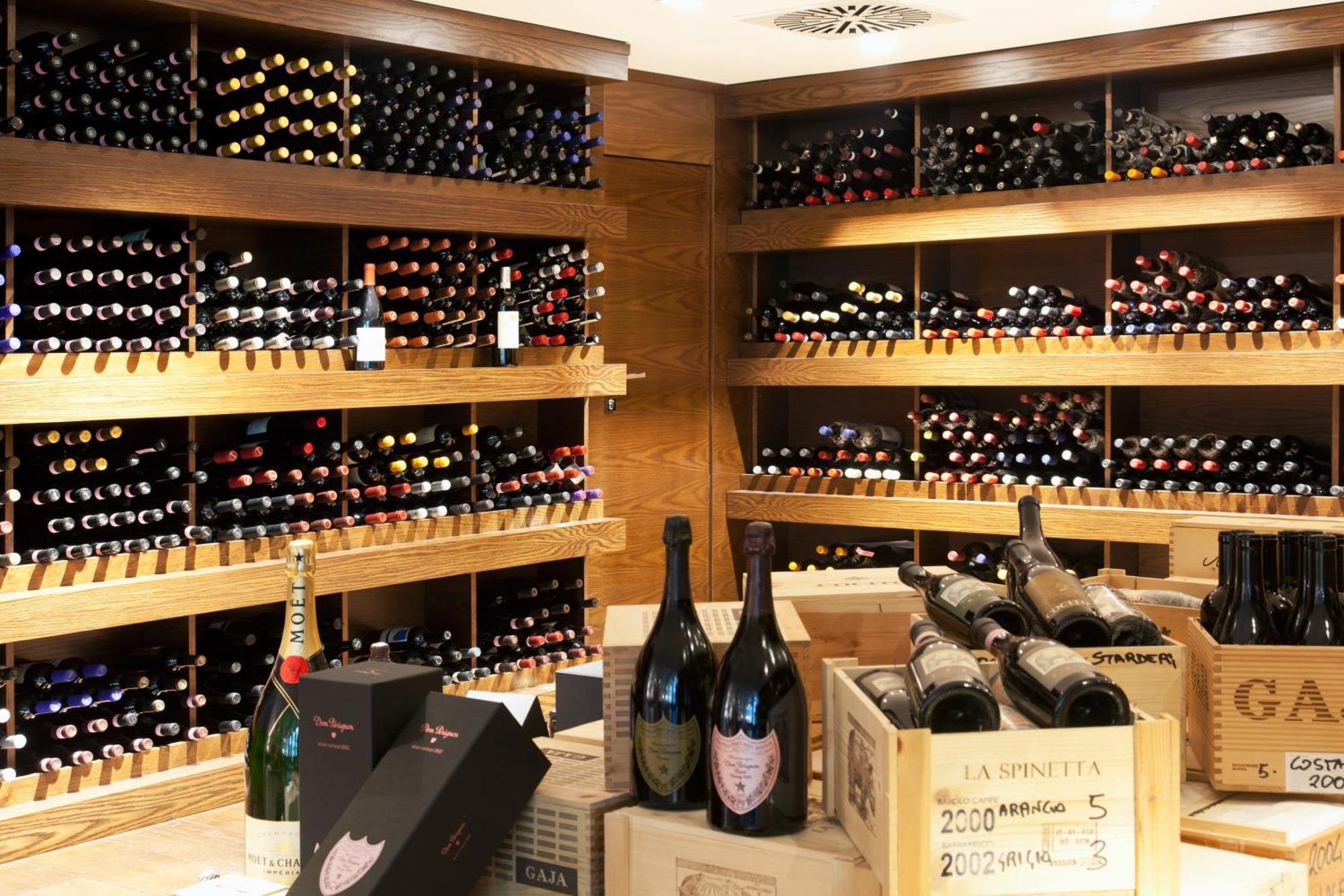 Magna Pars L'Hotel A Parfum, Small Luxury Hotels Of The World Milánó Kültér fotó Wine cellar