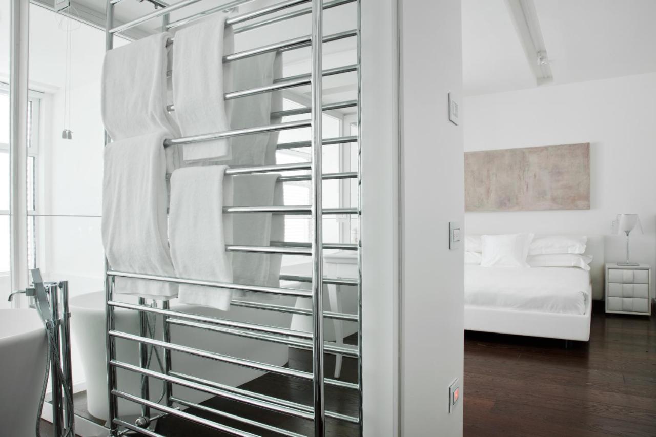 Magna Pars L'Hotel A Parfum, Small Luxury Hotels Of The World Milánó Szoba fotó A towel warmer