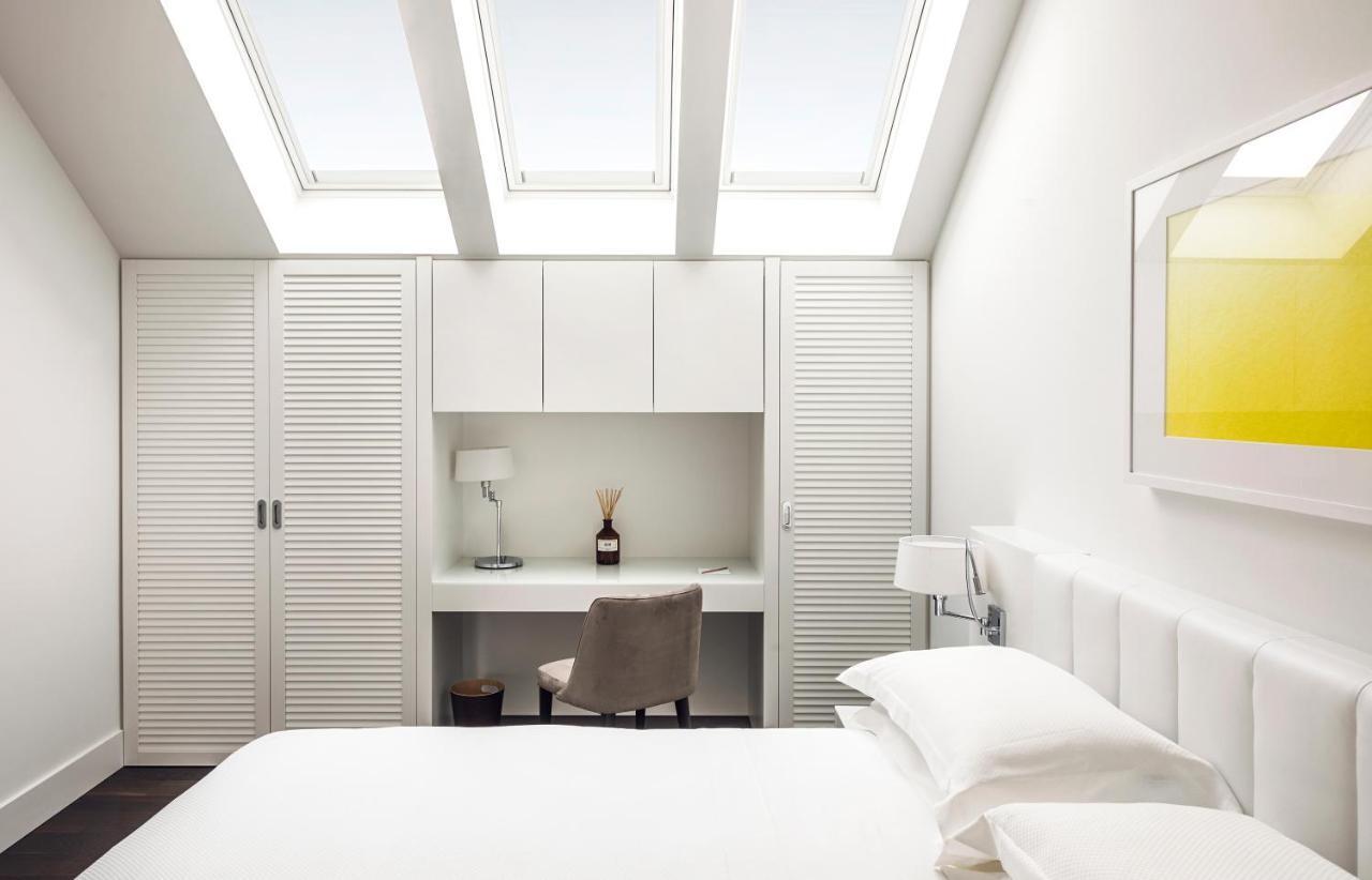Magna Pars L'Hotel A Parfum, Small Luxury Hotels Of The World Milánó Kültér fotó A bedroom with a skylight